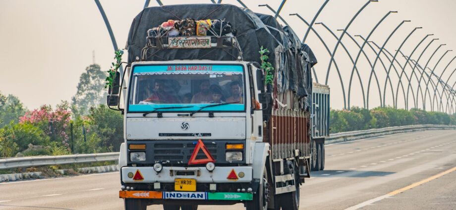 Udaan acquires LYNK Logistics